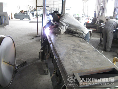 直線(xiàn)振動(dòng)篩生產(chǎn)現(xiàn)場(chǎng)